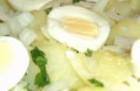 patatas aliñadas con aceite, cebolla y perejil